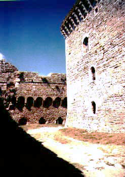 Prostor mezi palácem a hradbou