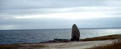 Menhir na pobřeží